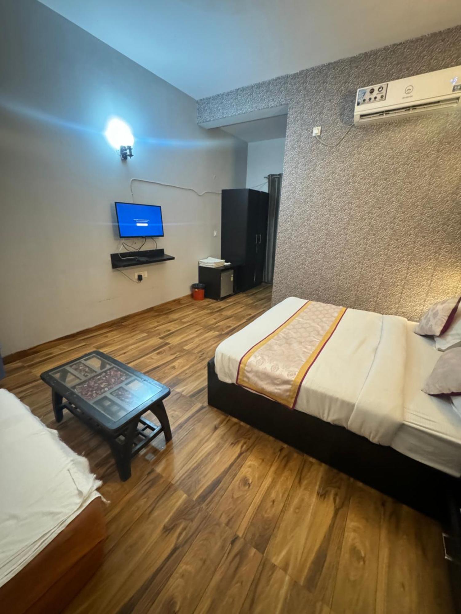 Pearl Suites At Omex Entrenity Вріндаван Екстер'єр фото